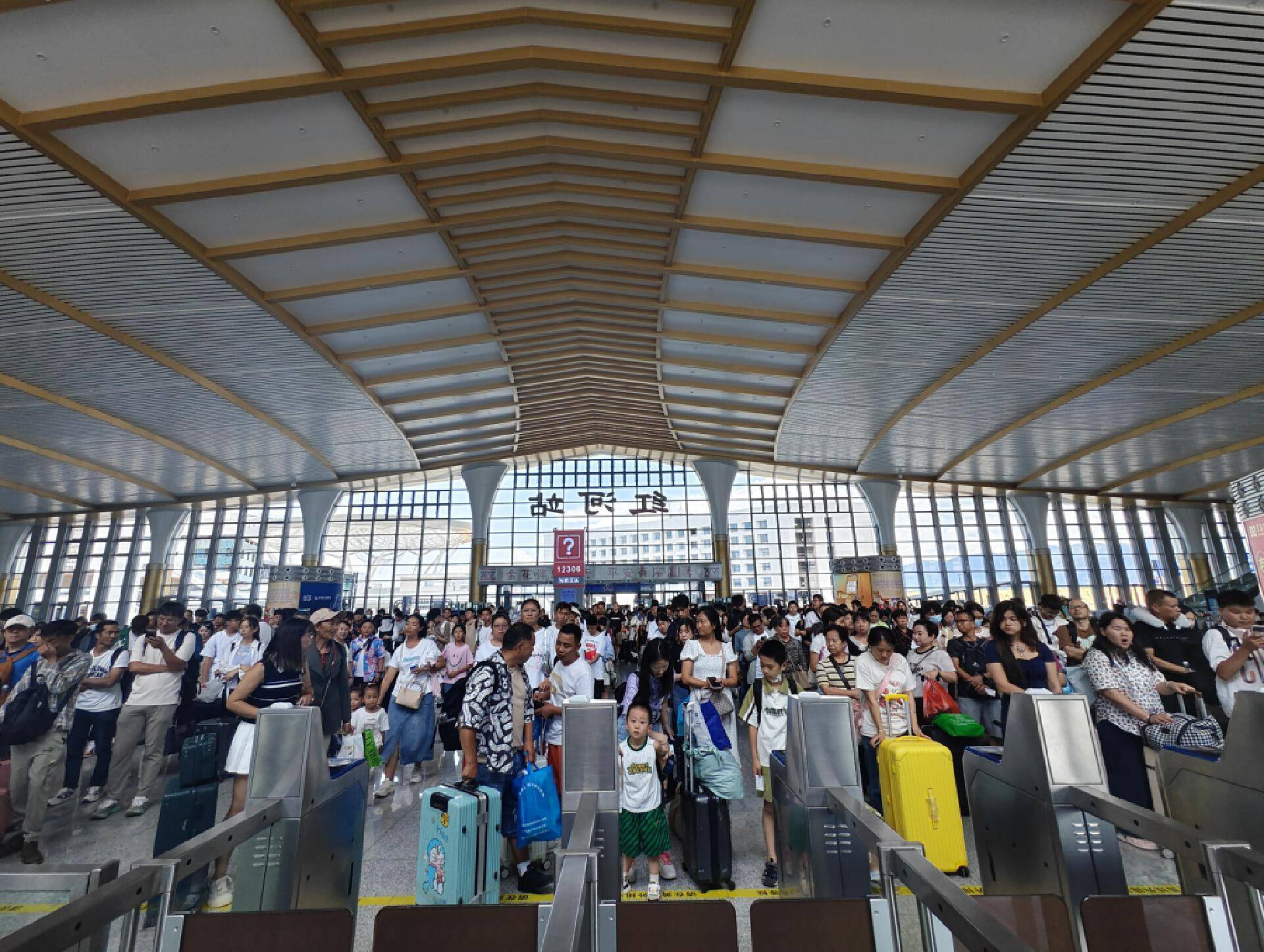 国庆铁路运输期结束 深圳铁路到发旅客近700万人次