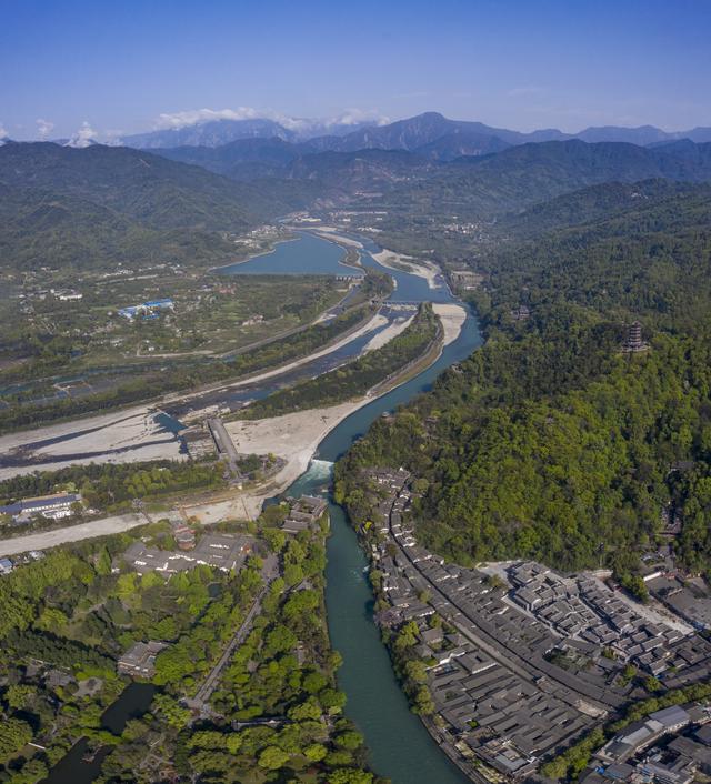 小伙用模拟游戏还原都江堰治水原理走红