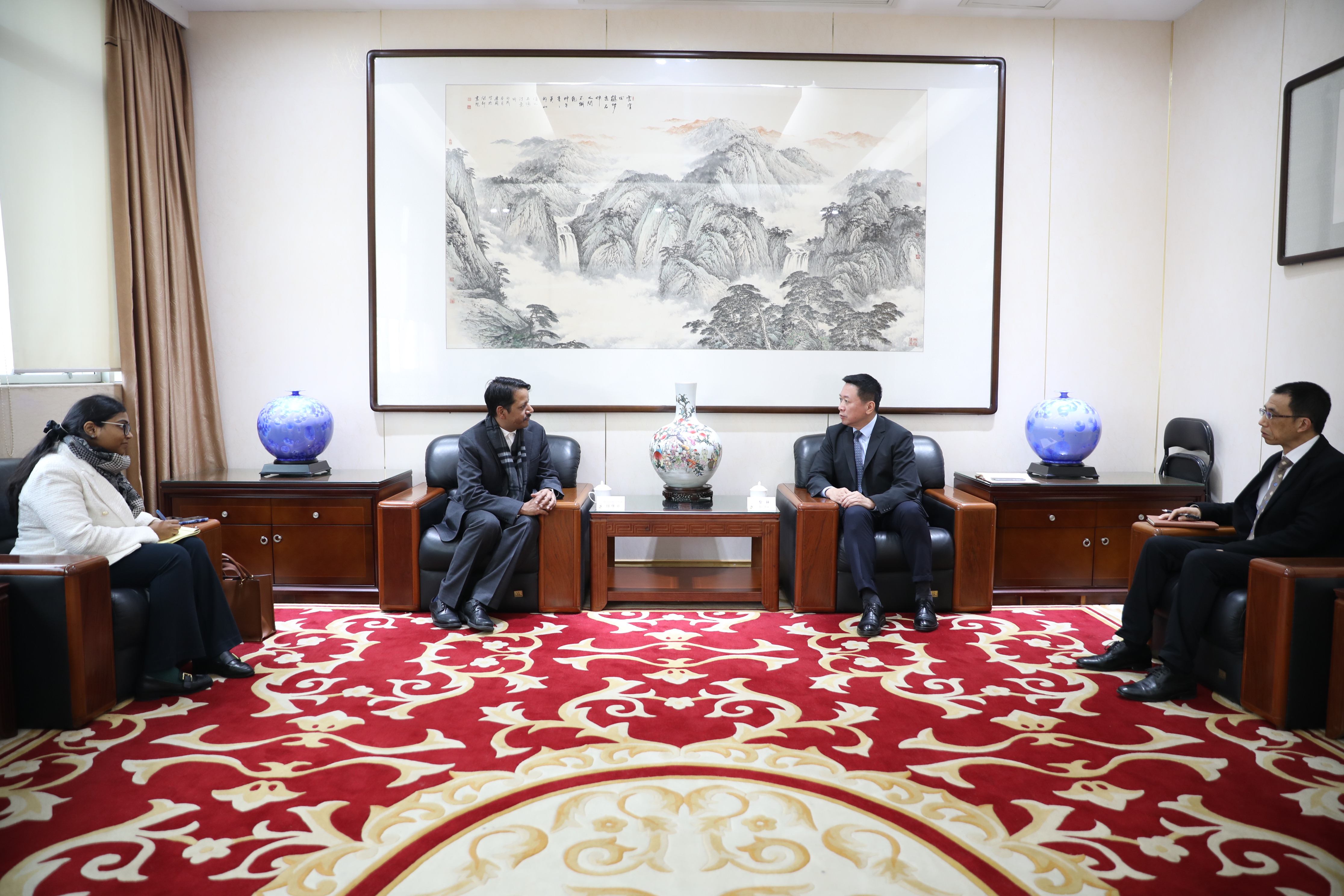 何颖总领事会见新中贸易协会主席江浩然一行