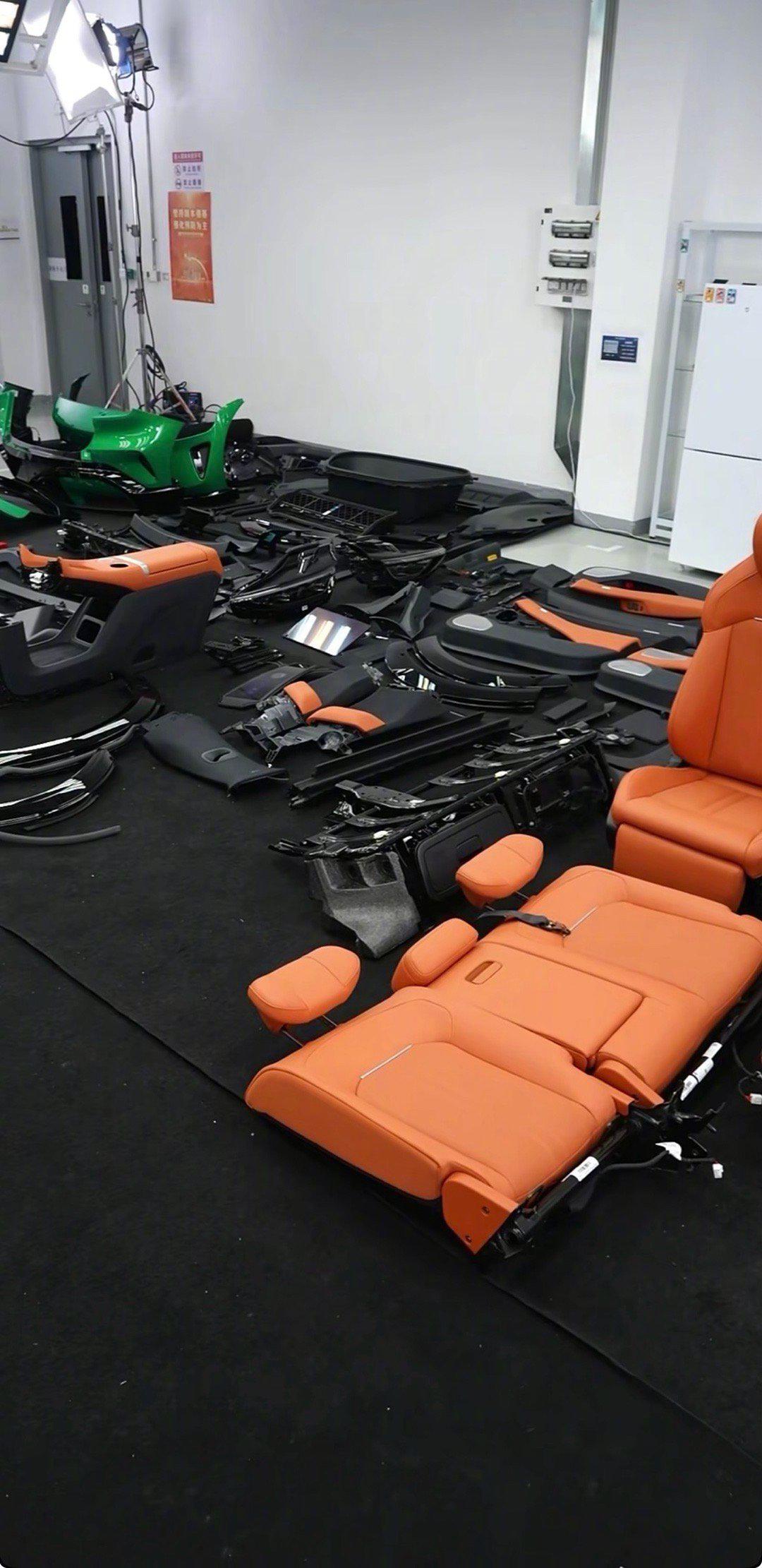 雷军直播，现场拆小米YU7！