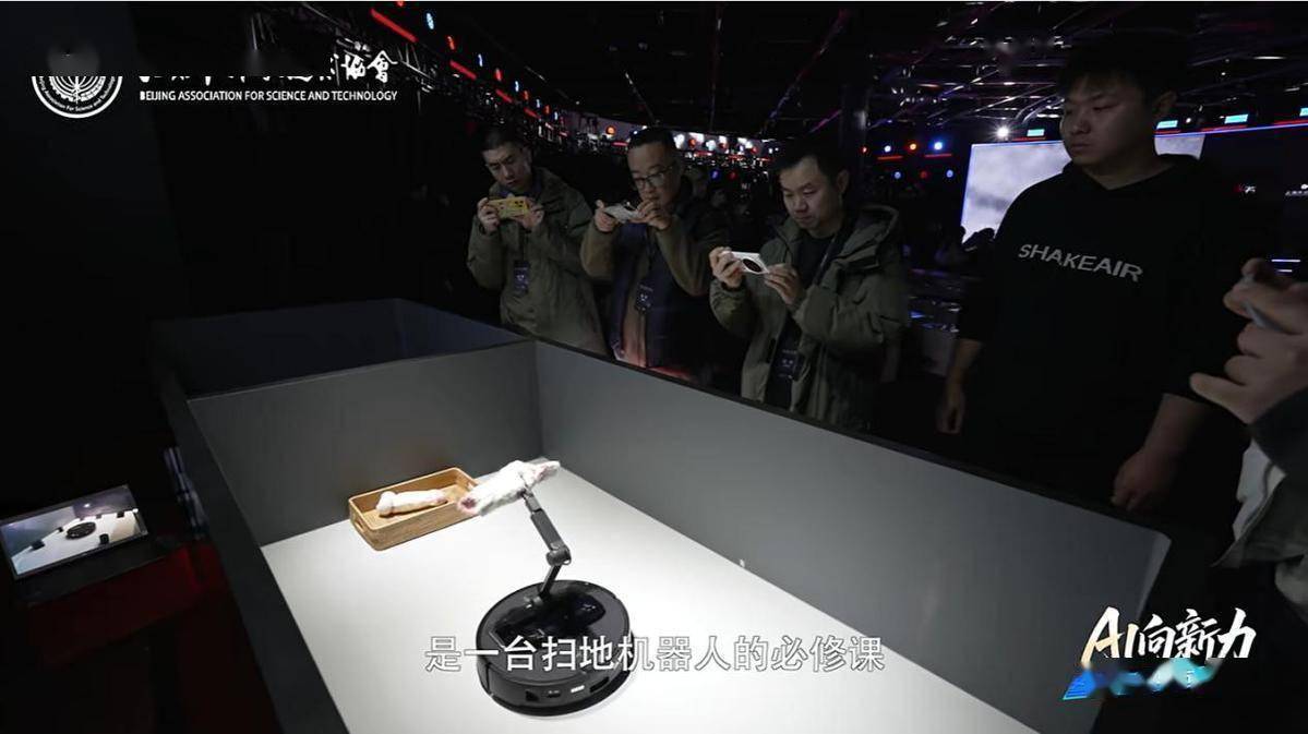 爬楼扫地机器人亮相CES,石头科技推动家庭具身智能新阶段