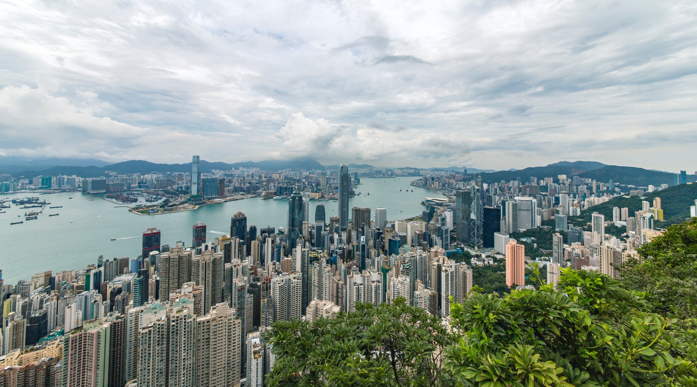 越秀集团拟发行不超10亿元公司债；富力地产回应董事长李思廉被限制出境 | 房产早参