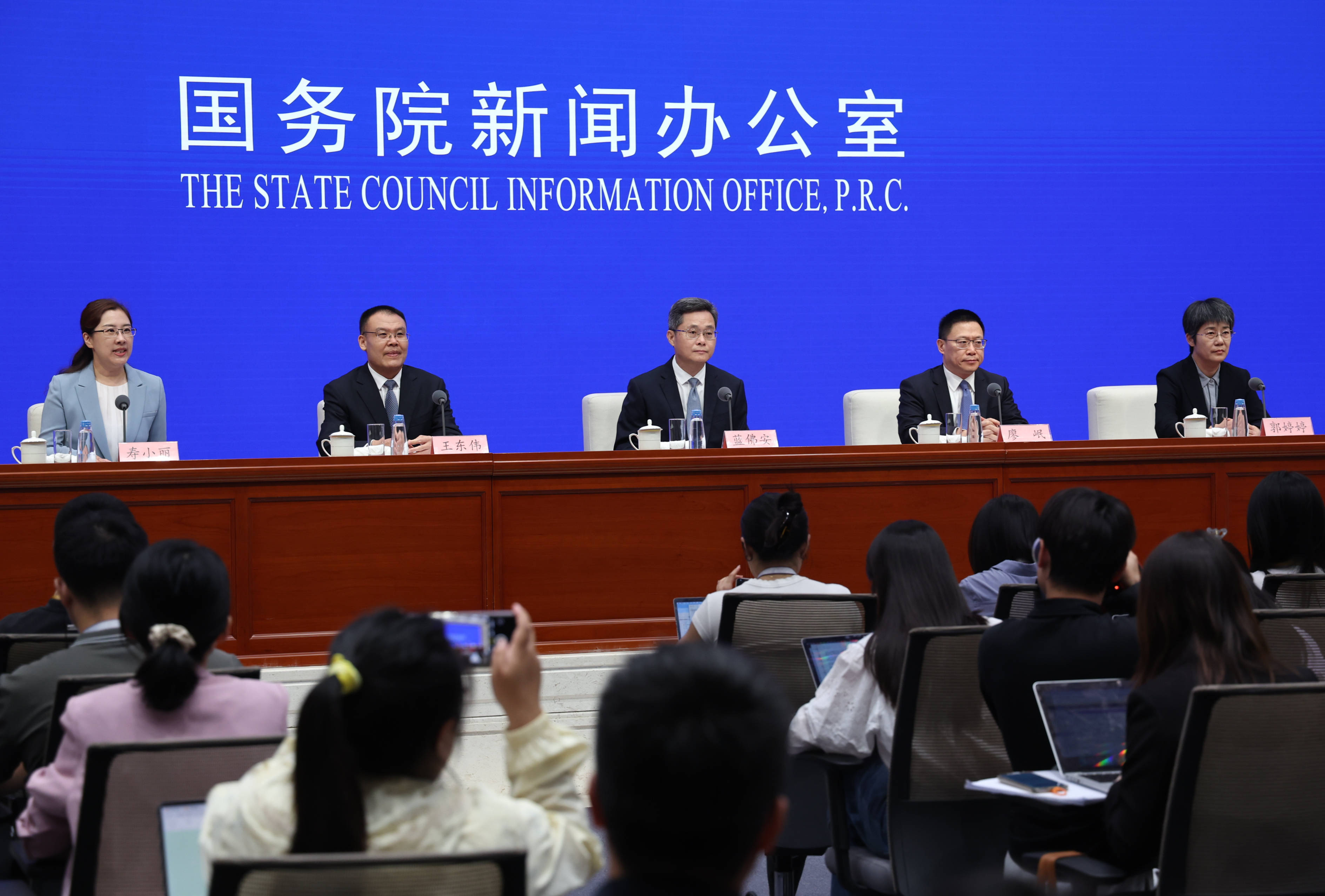 财政部部长蓝佛安会见世界银行运营常务副行长比耶德