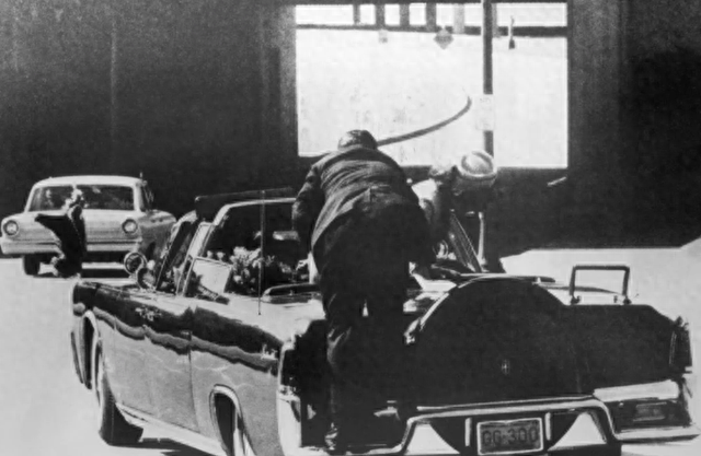 枪手已身亡，1人被捕！特朗普及其夫人撤离现场画面曝光，枪声响起时，特朗普正就座于主席台上！万斯、鲁比奥、赫格塞斯等都在场
